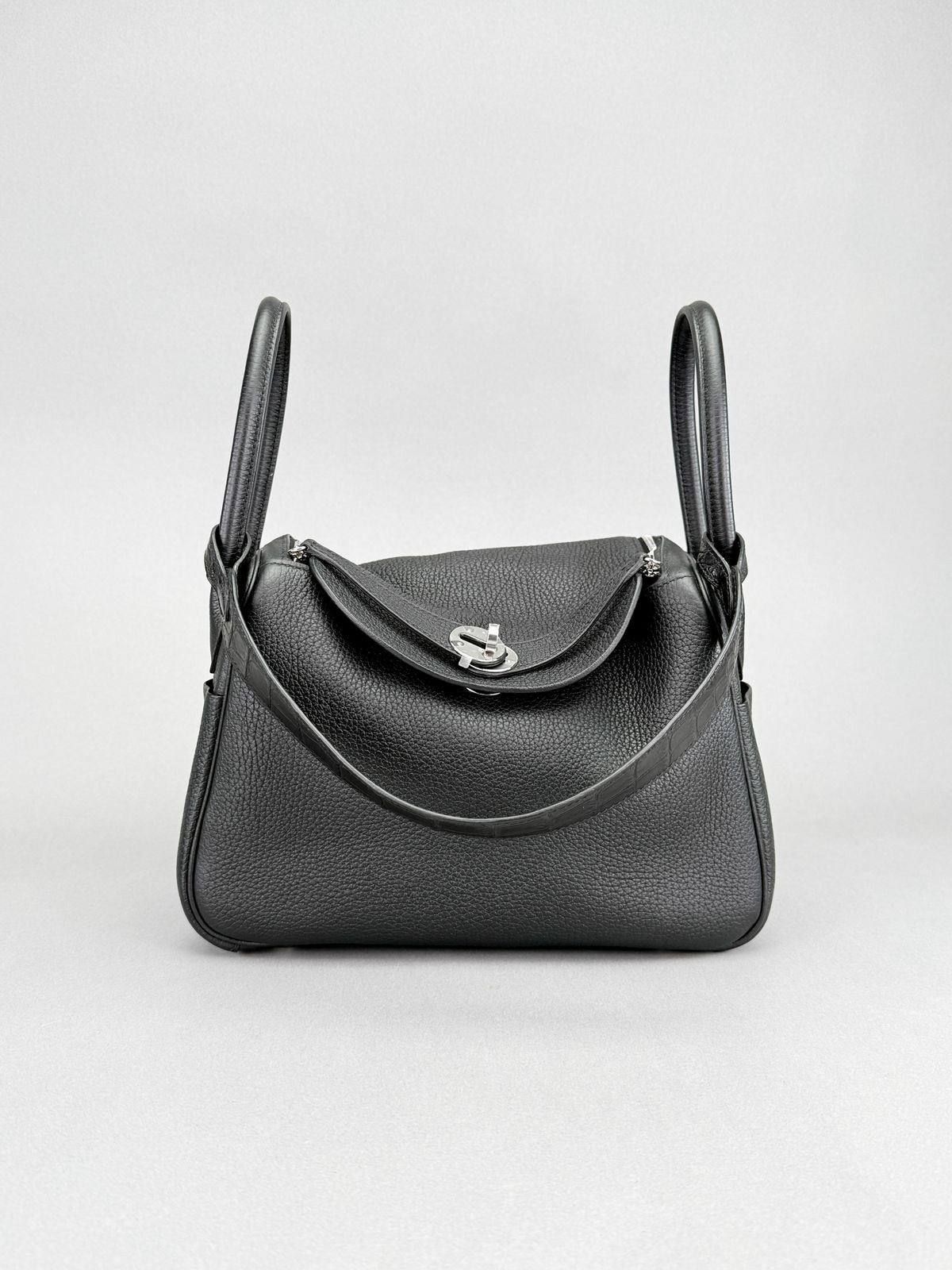 Hermes Lindy 26 Retourne Alligator Touch Black Palladium Hardware Preowned Z