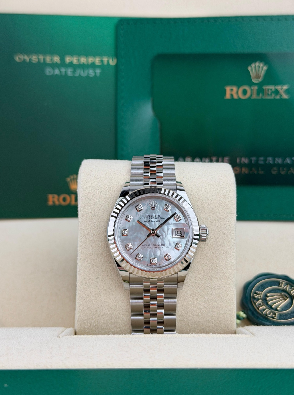 Rolex Datejust 28 MOP Pearl Diamond Fluted Jubilee 2026 Unworn 279174
